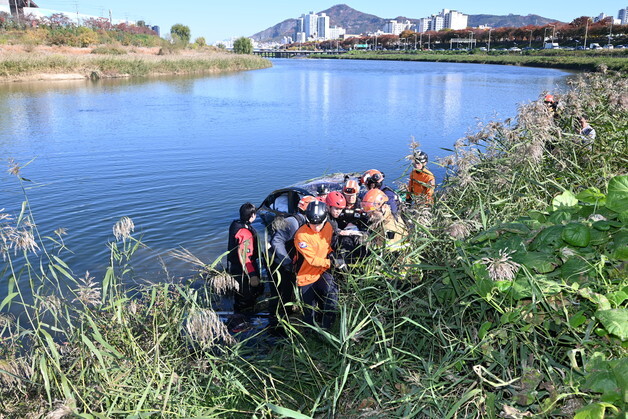 중랑천에 차량 '풍덩' 2명 부상…가드레일 2차례 들이받아