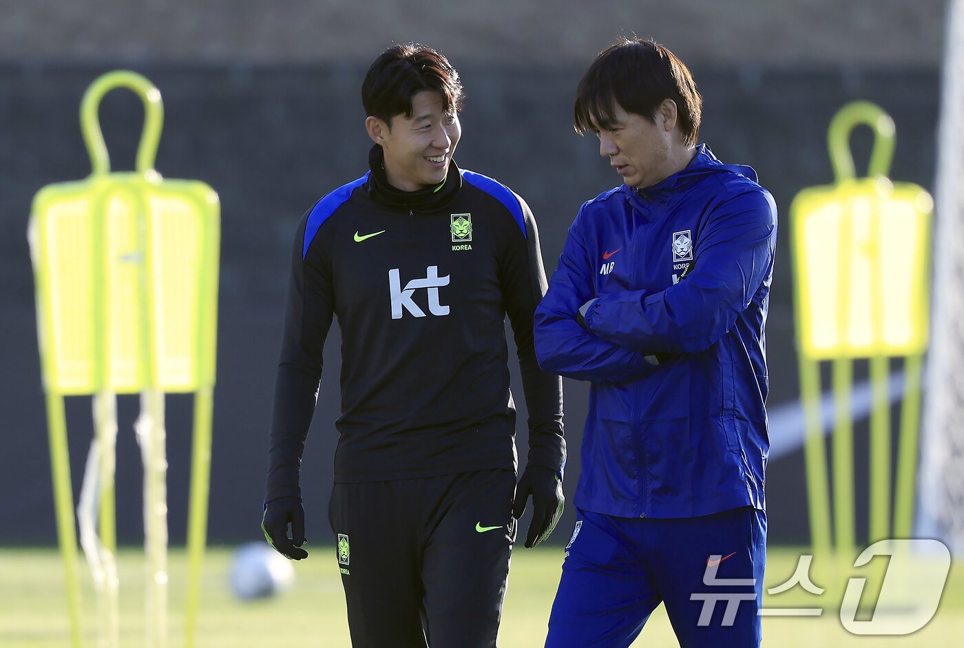 본문 이미지 - 대한민국 축구 국가대표팀 홍명보 감독과 손흥민이 10일 충남 천안시 서북구 대한민국축구종합센터 하이브리드잔디 훈련장에서 훈련에 앞서 대화를 나누고 있다. 홍명보 감독이 이끄는 축구대표팀은 오는 14일 대전월드컵경기장에서 볼리비아와 18일 서울월드컵경기장에서 가나와 11월 A매치 친선경기를 갖는다. 2025.11.10/뉴스1 ⓒ News1 박정호 기자
