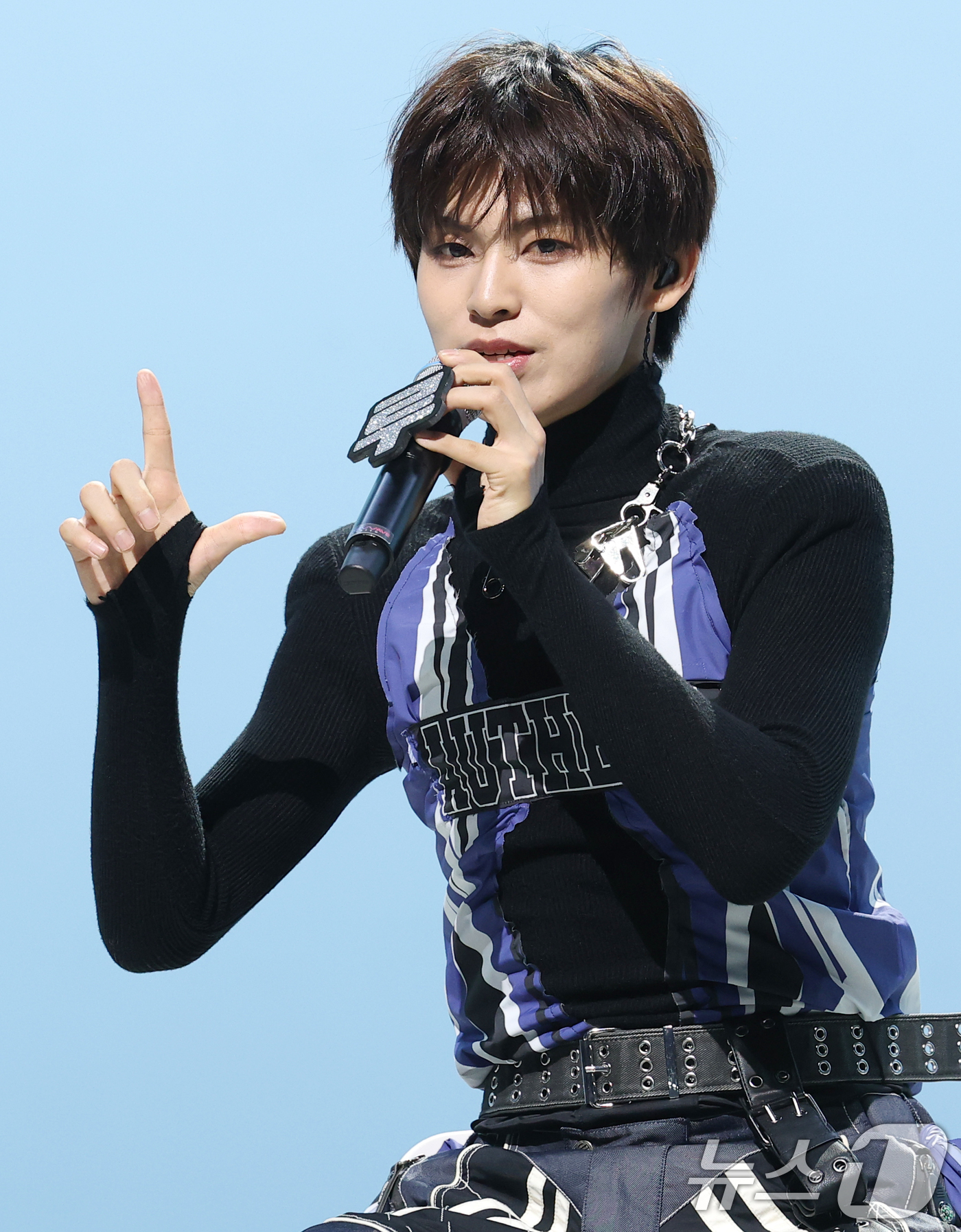 (서울=뉴스1) 권현진 기자 = 그룹 AM8IC(엠빅)의 루가 10일 오후 서울 마포구 MBC에서 가진 첫 EP 'LUKOIE(루코이에)' 발매 쇼케이스에서 인사말을 하고 있다. …