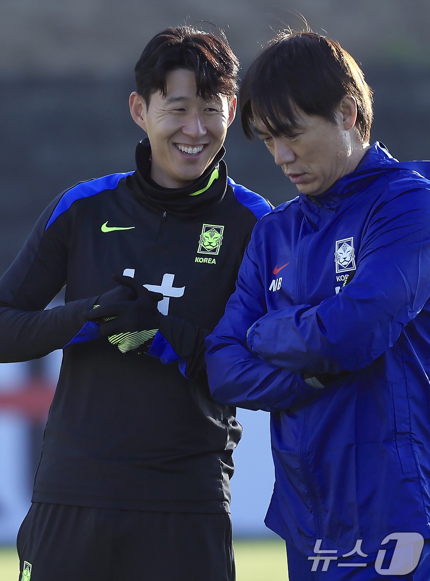 본문 이미지 - 대한민국 축구 국가대표팀 홍명보 감독과 손흥민이 10일 충남 천안시 서북구 대한민국축구종합센터 하이브리드잔디 훈련장에서 훈련에 앞서 대화를 나누고 있다. 2025.11.10/뉴스1 ⓒ News1 박정호 기자