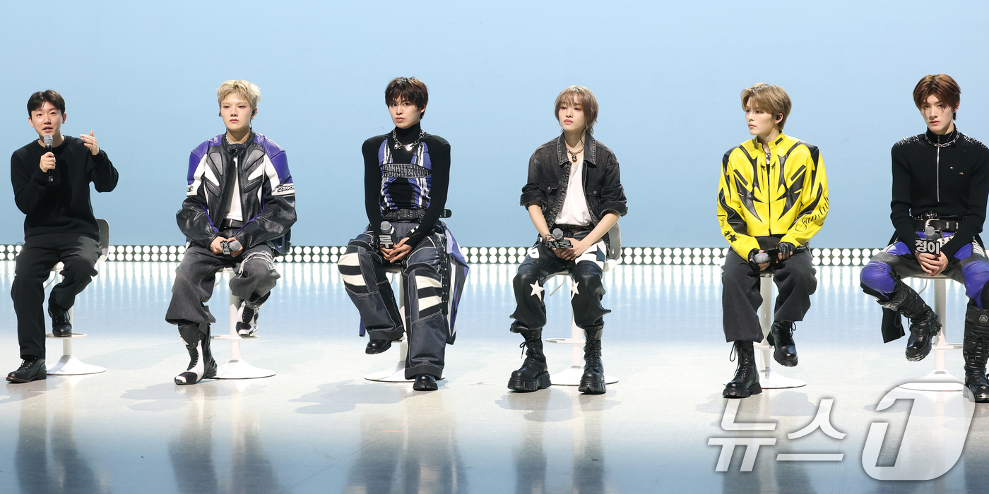 (서울=뉴스1) 권현진 기자 = 윤범노 토브엔터테인먼트 대표가 10일 오후 서울 마포구 MBC에서 열린 엠빅의 첫 EP 'LUKOIE(루코이에)' 발매 쇼케이스에서 멤버들을 소개하 …