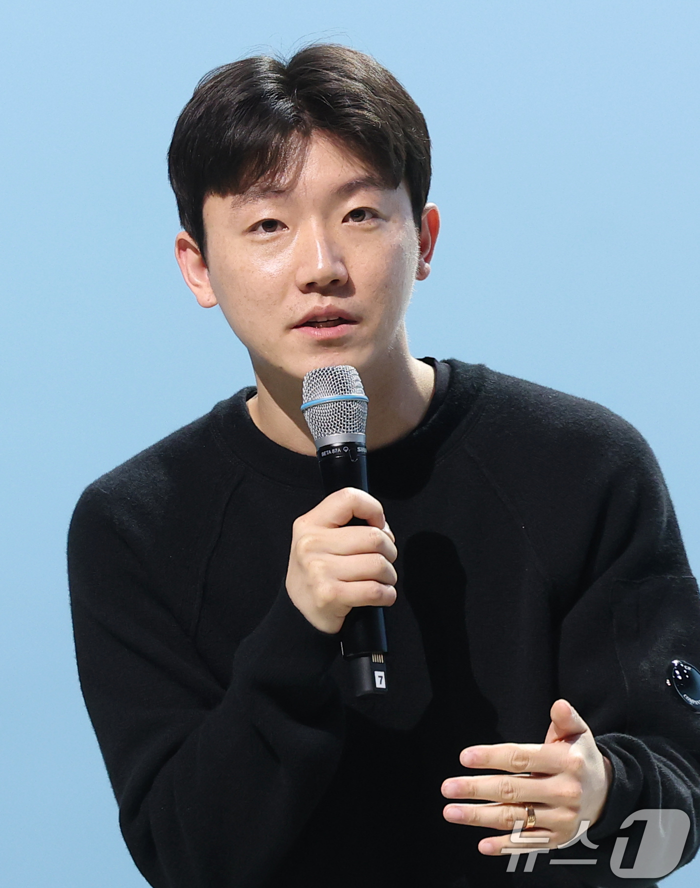 (서울=뉴스1) 권현진 기자 = 윤범노 토브엔터테인먼트 대표가 10일 오후 서울 마포구 MBC에서 열린 엠빅의 첫 EP 'LUKOIE(루코이에)' 발매 쇼케이스에서 취재진 질문에 …