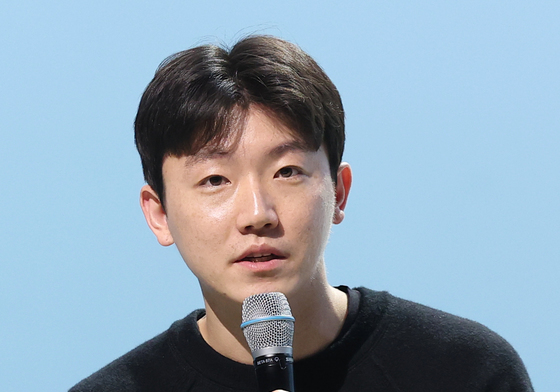 취재진 질문에 답하는 윤범노 대표