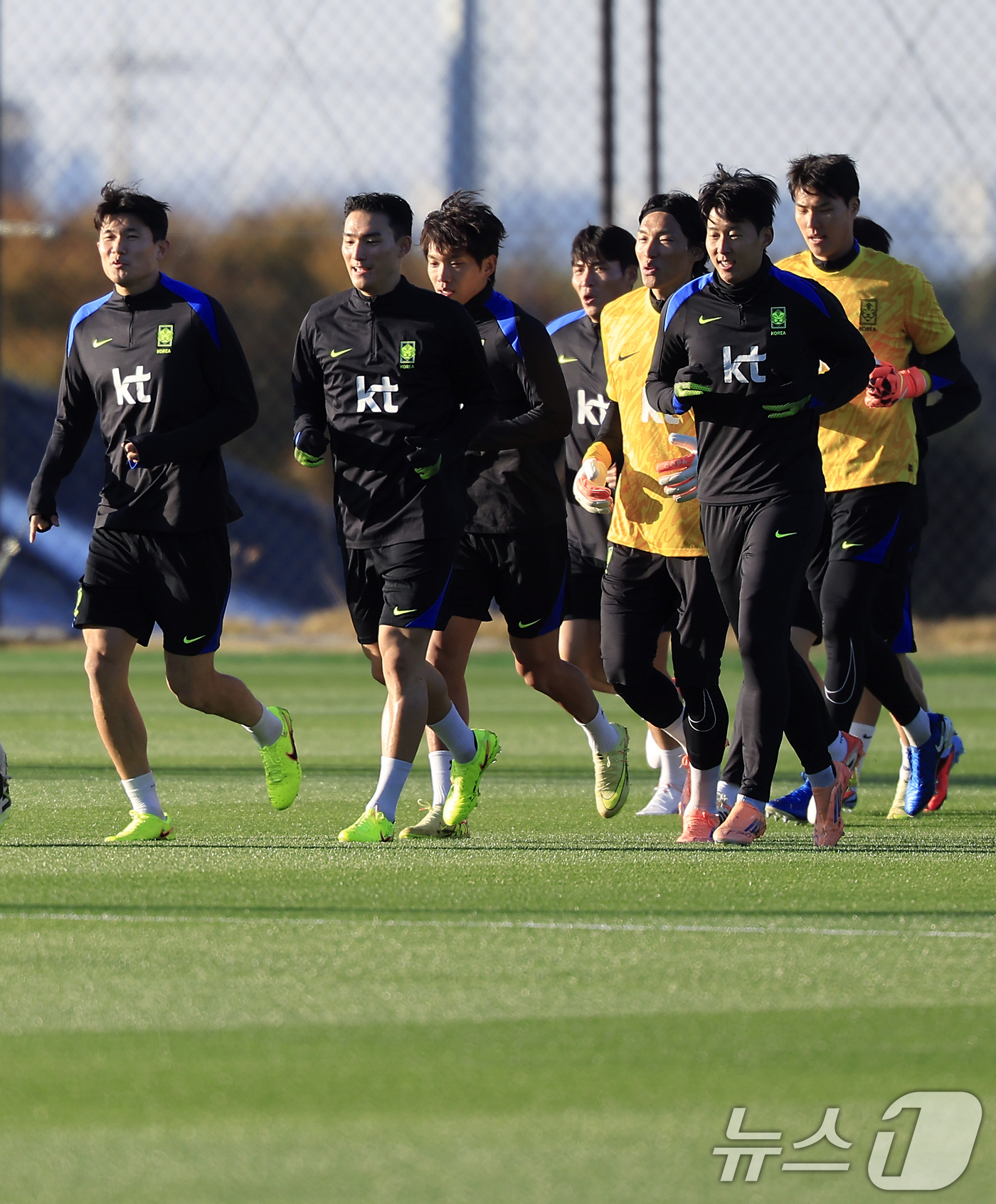 (천안=뉴스1) 박정호 기자 = 대한민국 축구 국가대표팀 선수들이 10일 충남 천안시 서북구 대한민국축구종합센터 하이브리드잔디 훈련장에서 훈련을 하고 있다.홍명보 감독이 이끄는 …
