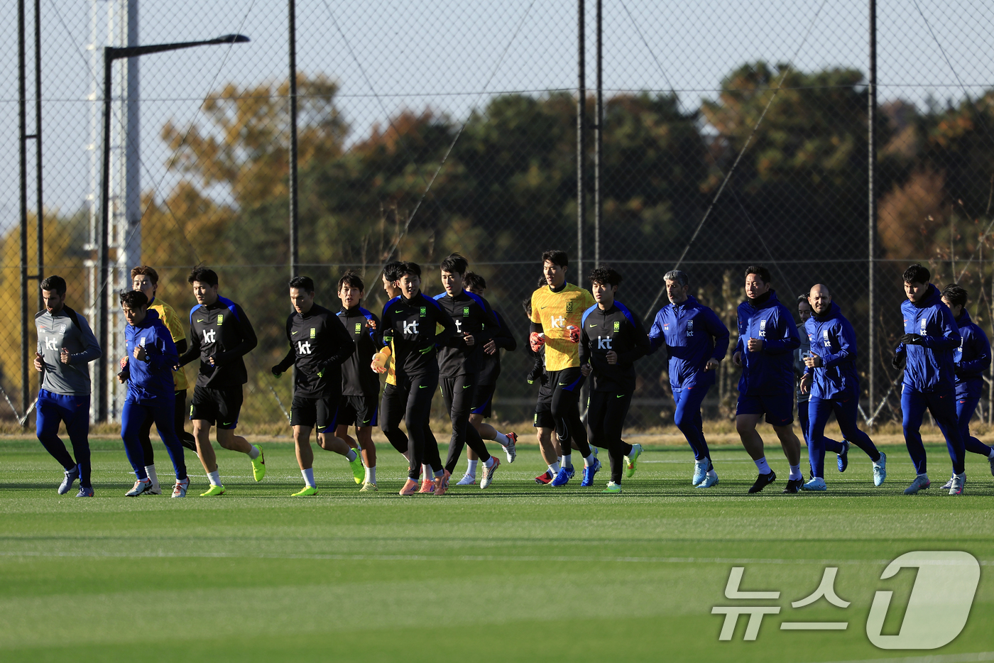 (천안=뉴스1) 박정호 기자 = 대한민국 축구 국가대표팀 선수들이 10일 충남 천안시 서북구 대한민국축구종합센터 하이브리드잔디 훈련장에서 훈련을 하고 있다.홍명보 감독이 이끄는 …
