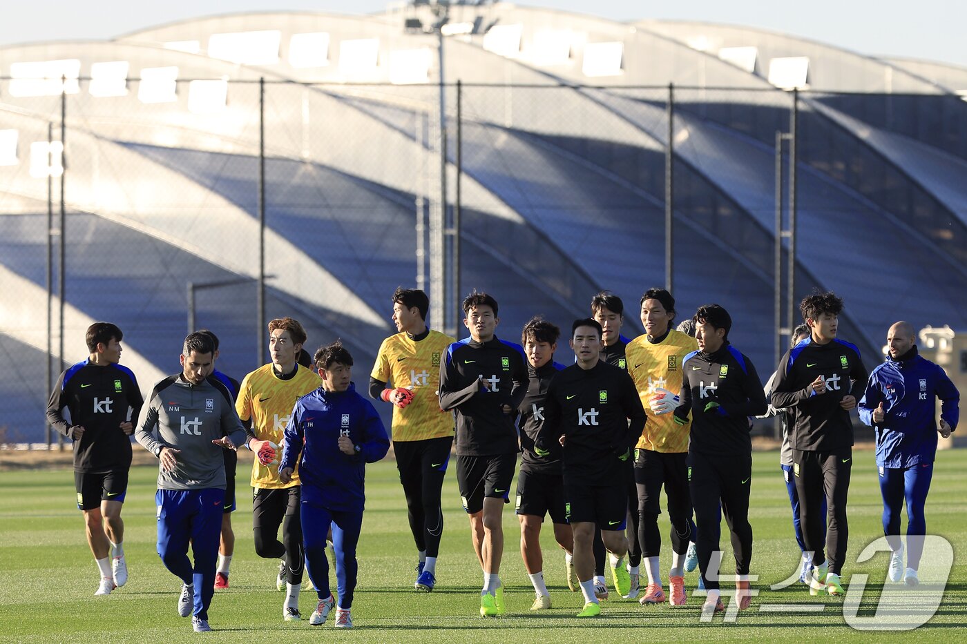 본문 이미지 - 대한민국 축구 국가대표팀 선수들이 10일 충남 천안시 서북구 대한민국축구종합센터 하이브리드잔디 훈련장에서 훈련을 하고 있다. 홍명보 감독이 이끄는 축구대표팀은 오는 14일 대전월드컵경기장에서 볼리비아와 18일 서울월드컵경기장에서 가나와 11월 A매치 친선경기를 갖는다. 2025.11.10/뉴스1 ⓒ News1 박정호 기자