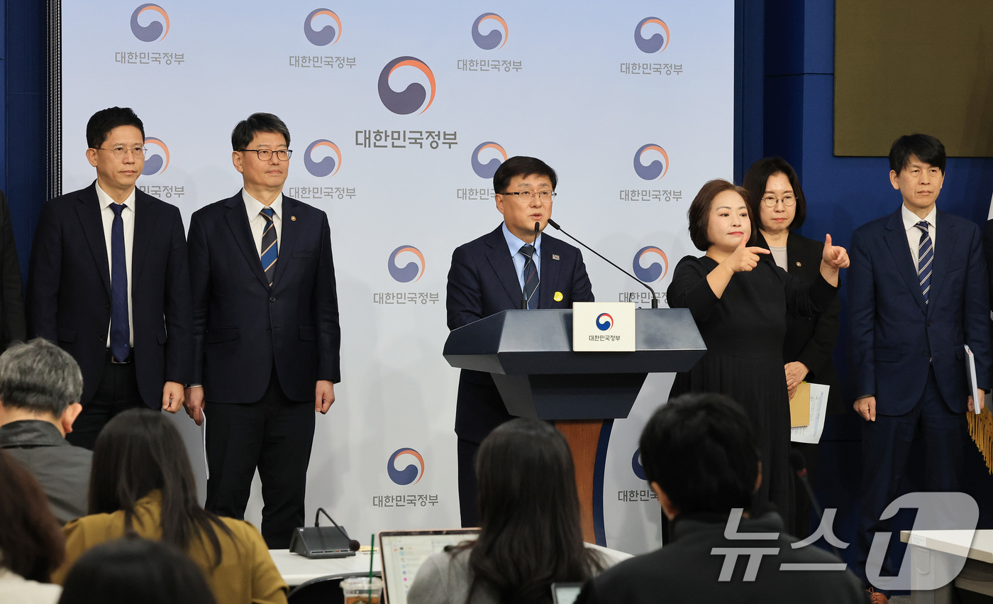 (서울=뉴스1) 임세영 기자 = 김성환 기후에너지환경부 장관이 10일 서울 종로구 정부서울청사 별관 브리핑실에서 2035 국가온실가스 감축목표 및 제4차 계획기간 배출권 할당계획을 …