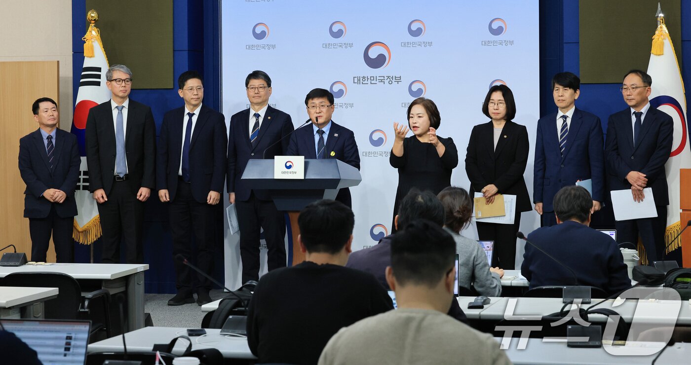 본문 이미지 - 김성환 기후에너지환경부 장관이 10일 서울 종로구 정부서울청사 별관 브리핑실에서 2035 국가온실가스 감축목표 및 제4차 계획기간 배출권 할당계획을 발표하고 있다. 2025.11.10/뉴스1 ⓒ News1 임세영 기자