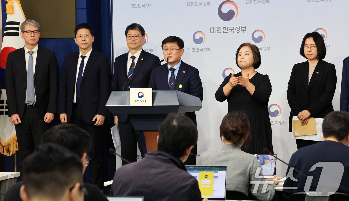 본문 이미지 - 김성환 기후에너지환경부 장관이 10일 서울 종로구 정부서울청사 별관 브리핑실에서 2035 국가온실가스 감축목표 및 제4차 계획기간 배출권 할당계획을 발표하고 있다. 2025.11.10/뉴스1 ⓒ News1 임세영 기자