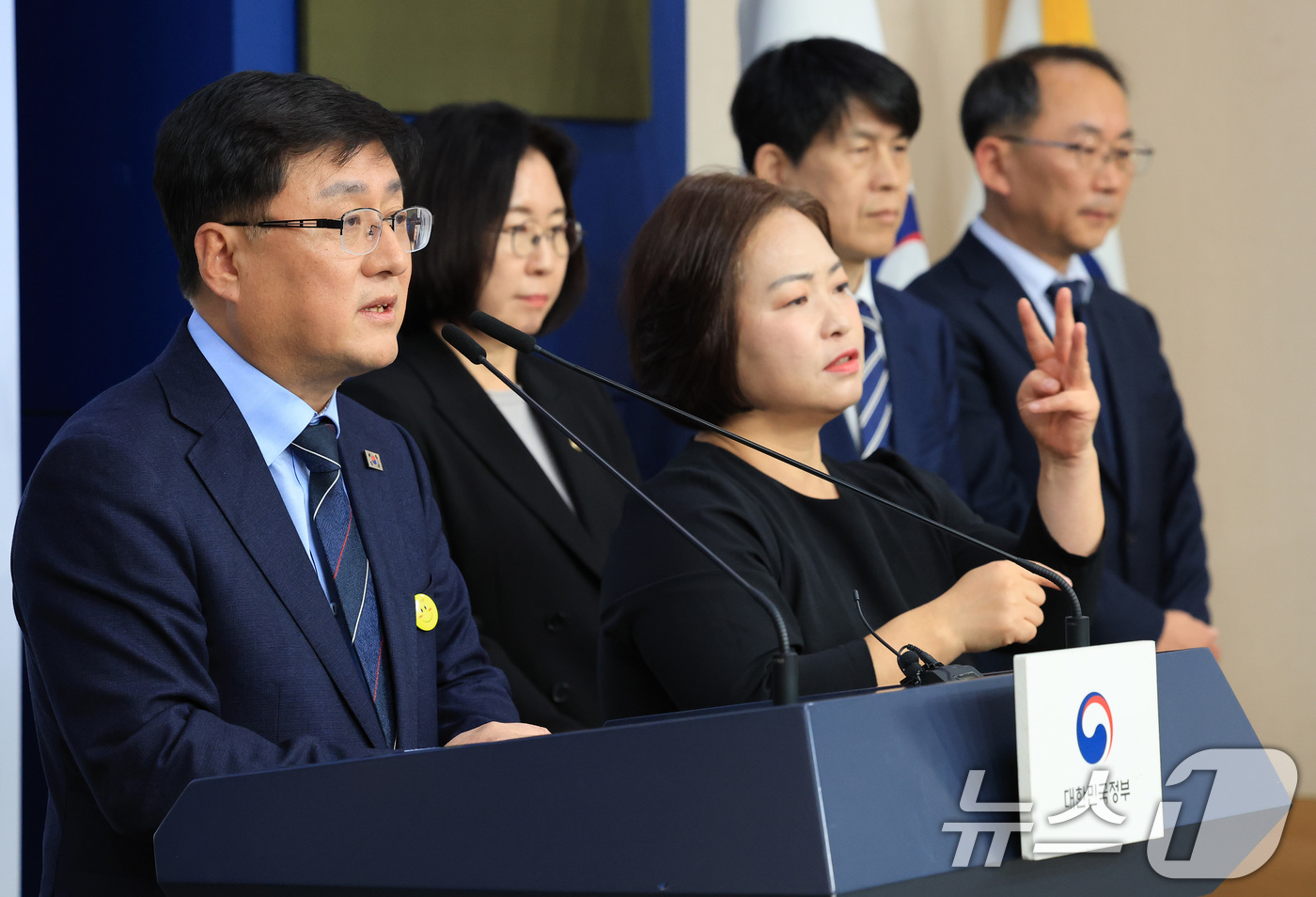 (서울=뉴스1) 임세영 기자 = 김성환 기후에너지환경부 장관이 10일 서울 종로구 정부서울청사 별관 브리핑실에서 2035 국가온실가스 감축목표 및 제4차 계획기간 배출권 할당계획을 …