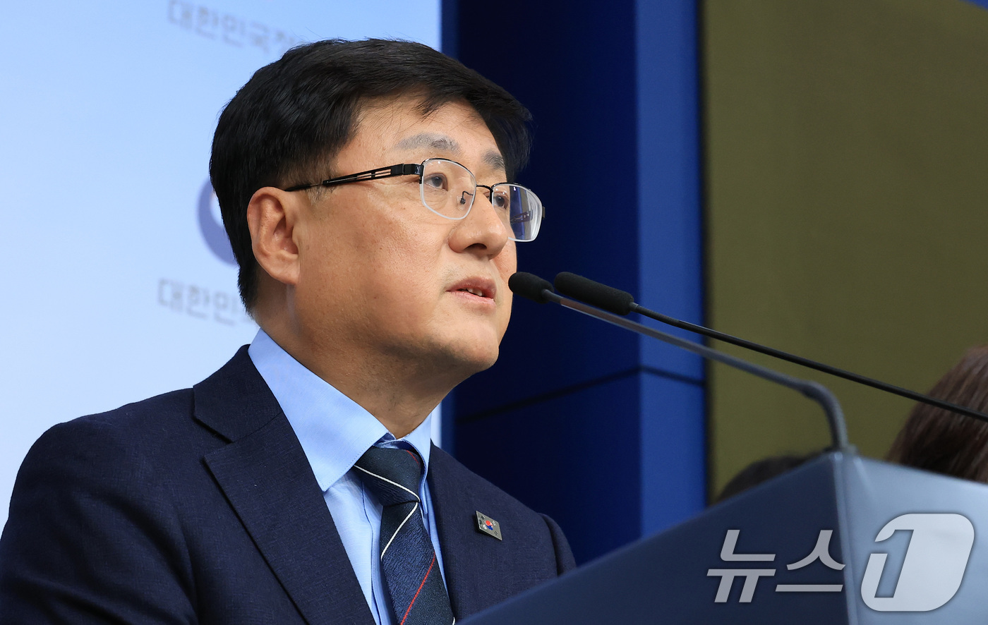 (서울=뉴스1) 임세영 기자 = 김성환 기후에너지환경부 장관이 10일 서울 종로구 정부서울청사 별관 브리핑실에서 2035 국가온실가스 감축목표 및 제4차 계획기간 배출권 할당계획을 …