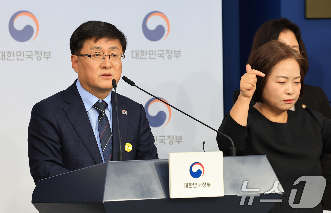 (서울=뉴스1) 임세영 기자 = 김성환 기후에너지환경부 장관이 10일 서울 종로구 정부서울청사 별관 브리핑실에서 2035 국가온실가스 감축목표 및 제4차 계획기간 배출권 할당계획을 …