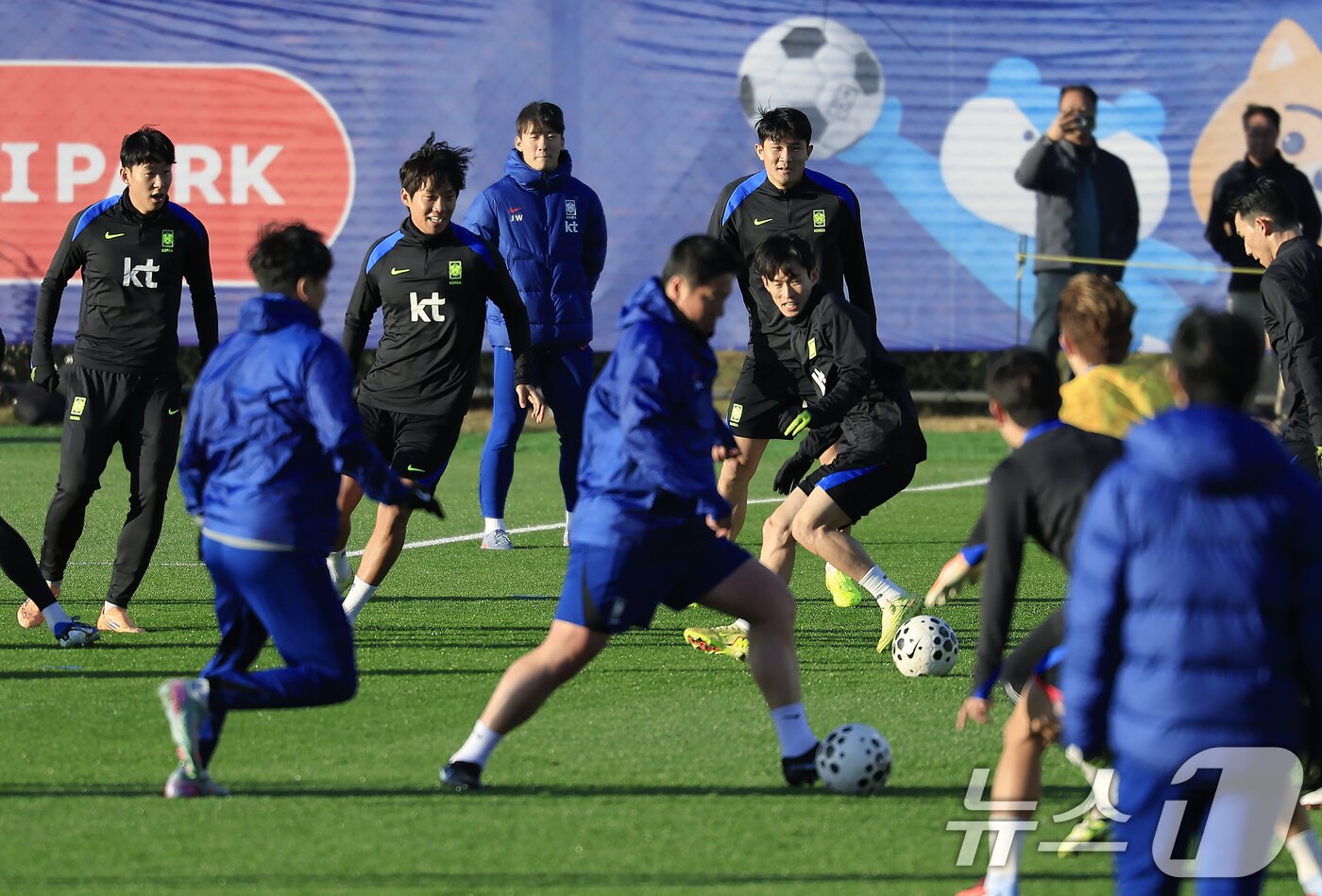 본문 이미지 - 대한민국 축구 국가대표팀 선수들이 10일 충남 천안시 서북구 대한민국축구종합센터 하이브리드잔디 훈련장에서 훈련을 하고 있다.  2025.11.10/뉴스1 ⓒ News1 박정호 기자