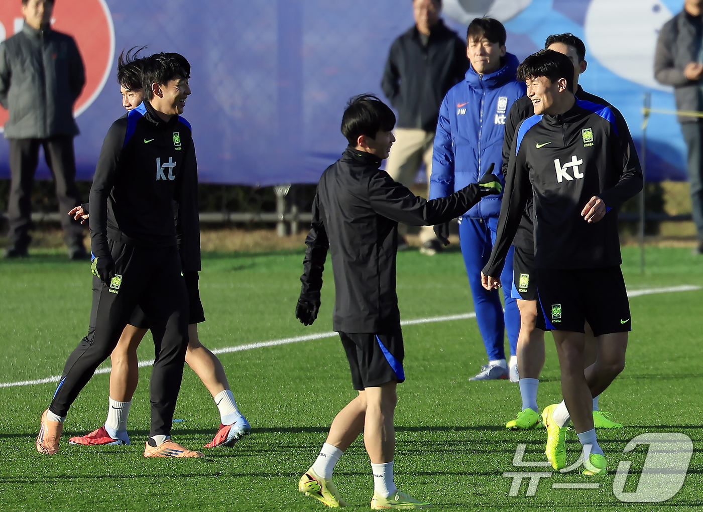 (천안=뉴스1) 박정호 기자 = 대한민국 축구 국가대표팀 선수들이 10일  충남 천안시 서북구 대한민국축구종합센터 하이브리드잔디 훈련장에서 훈련을 하고 있다.홍명보 감독이 이끄는 …