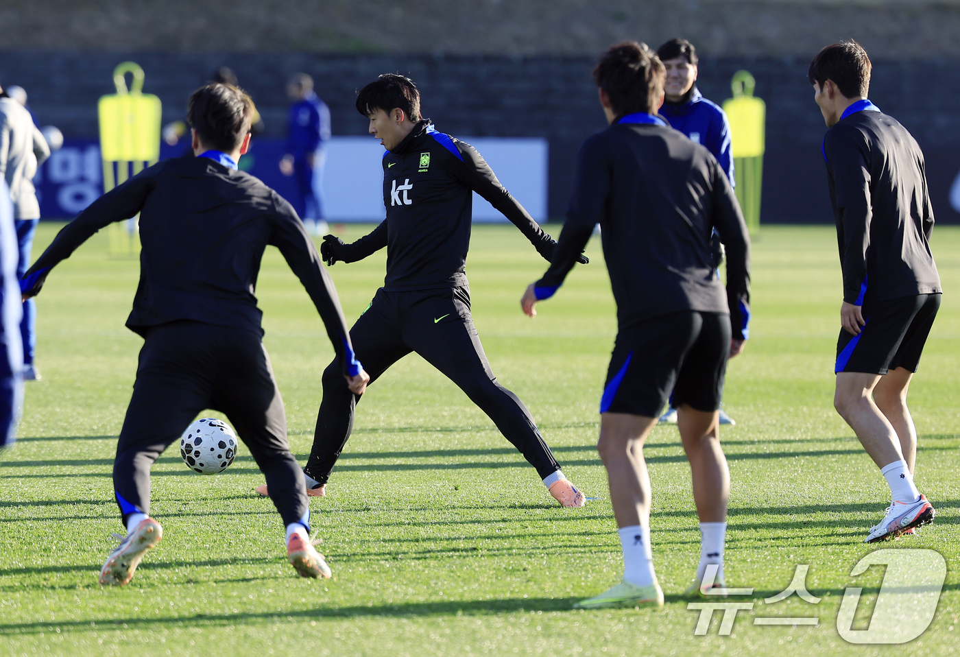 (천안=뉴스1) 박정호 기자 = 대한민국 축구 국가대표팀 선수들이 10일 충남 천안시 서북구 대한민국축구종합센터 하이브리드잔디 훈련장에서 훈련을 하고 있다.홍명보 감독이 이끄는 …