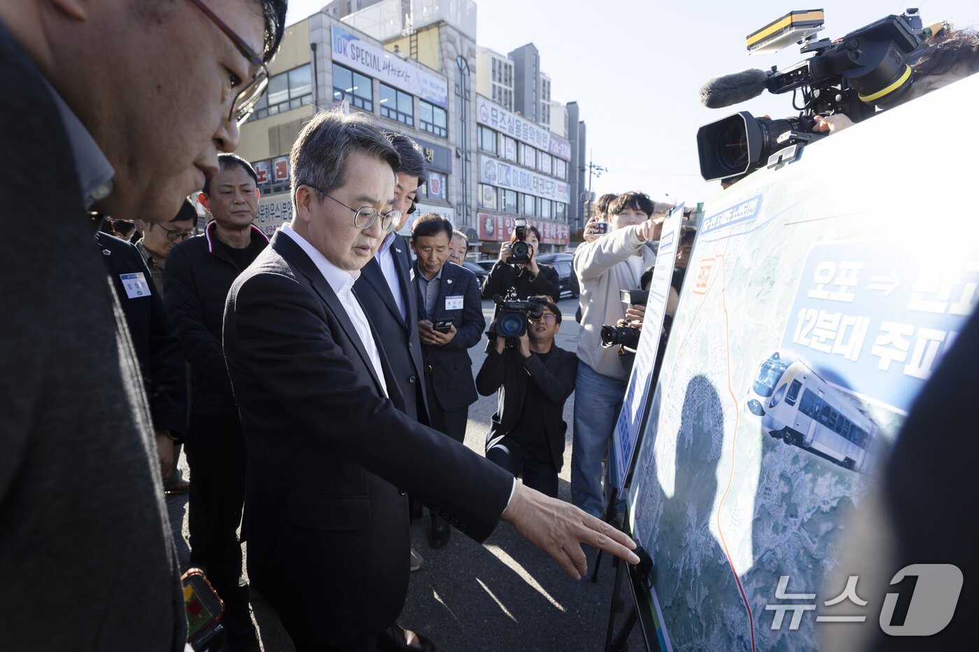 본문 이미지 - 김동연 경기도지사가 광주시 판교~오포 도시철도 사업 현장을 시찰하고 있다.&#40;제공. 재판매 및 DB금지&#41;