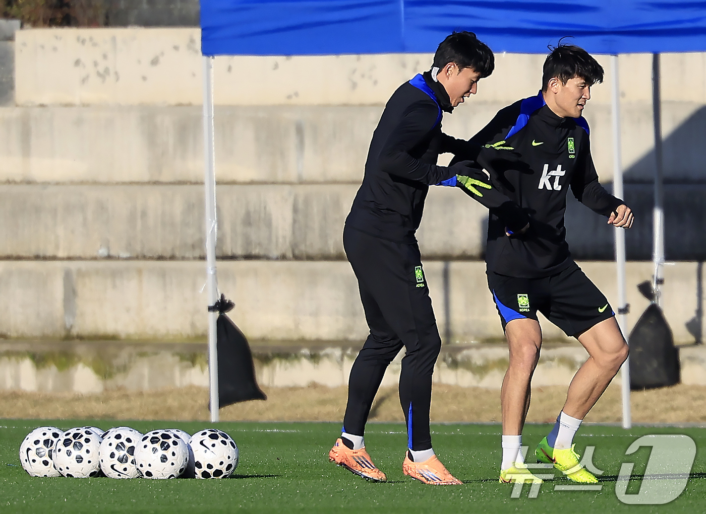 (천안=뉴스1) 박정호 기자 = 대한민국 축구 국가대표팀 손흥민과 김민재가 10일  충남 천안시 서북구 대한민국축구종합센터 하이브리드잔디 훈련장에서 훈련을 하고 있다.홍명보 감독이 …