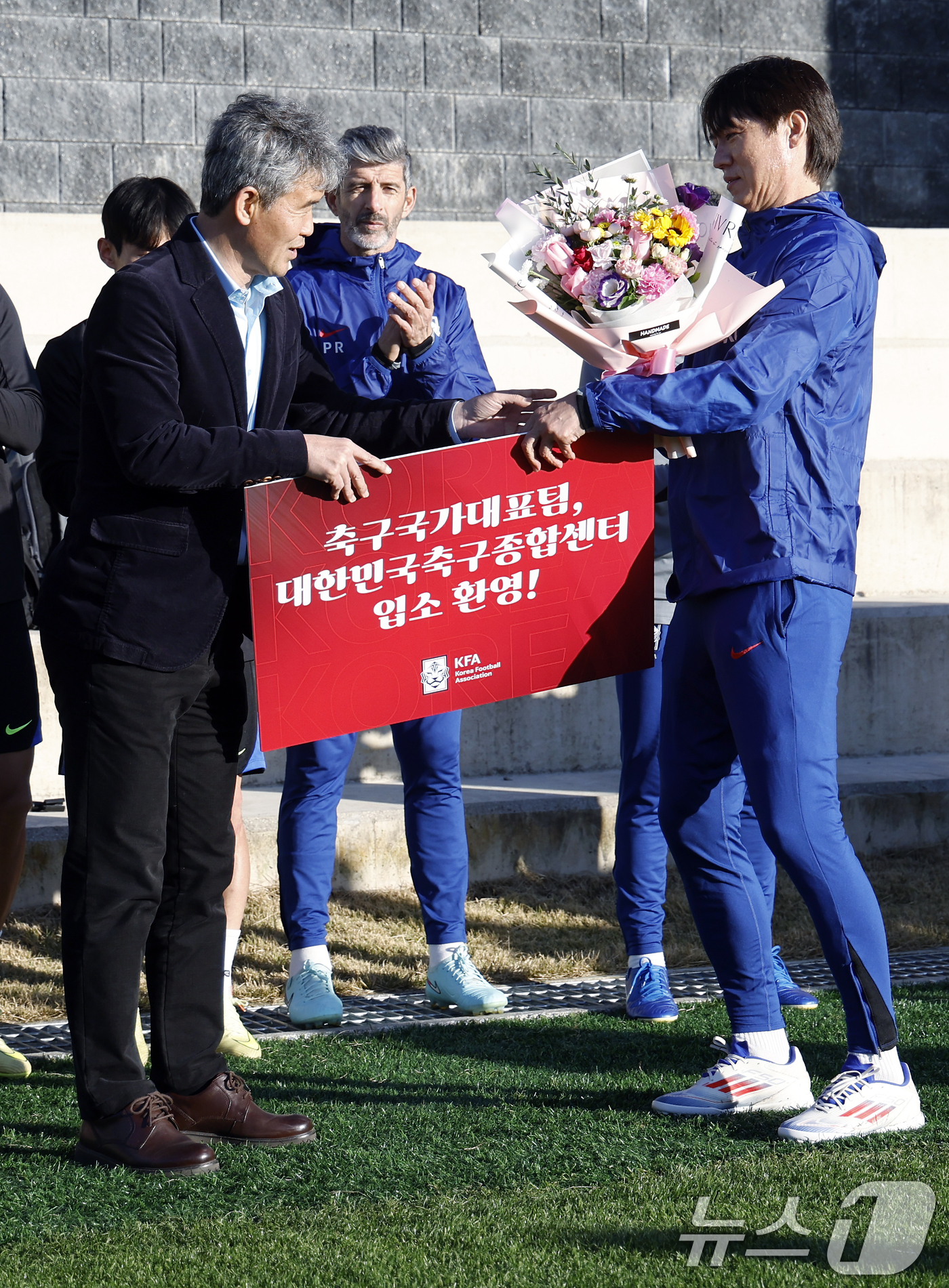 (천안=뉴스1) 박정호 기자 = 대한민국 축구 국가대표팀 홍명보 감독이 10일  충남 천안시 서북구 대한민국축구종합센터 하이브리드잔디 훈련장에서 김승희 대한축구협회 전무에게 입소 …