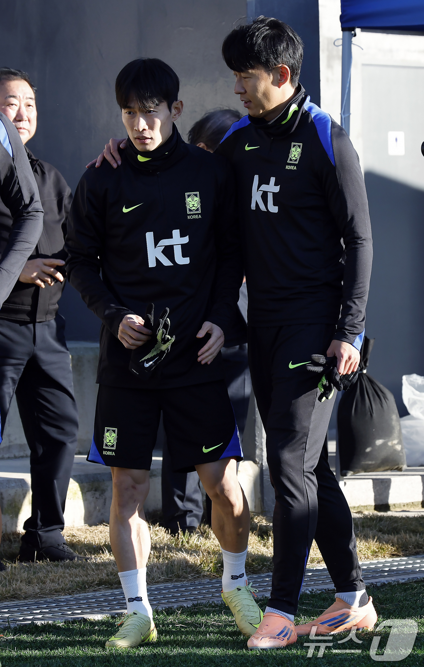 (천안=뉴스1) 박정호 기자 = 대한민국 축구 국가대표팀 손흥민이 10일  충남 천안시 서북구 대한민국축구종합센터 하이브리드잔디 훈련장에서 훈련 준비를 마친 뒤 김문환과 어깨동무를 …