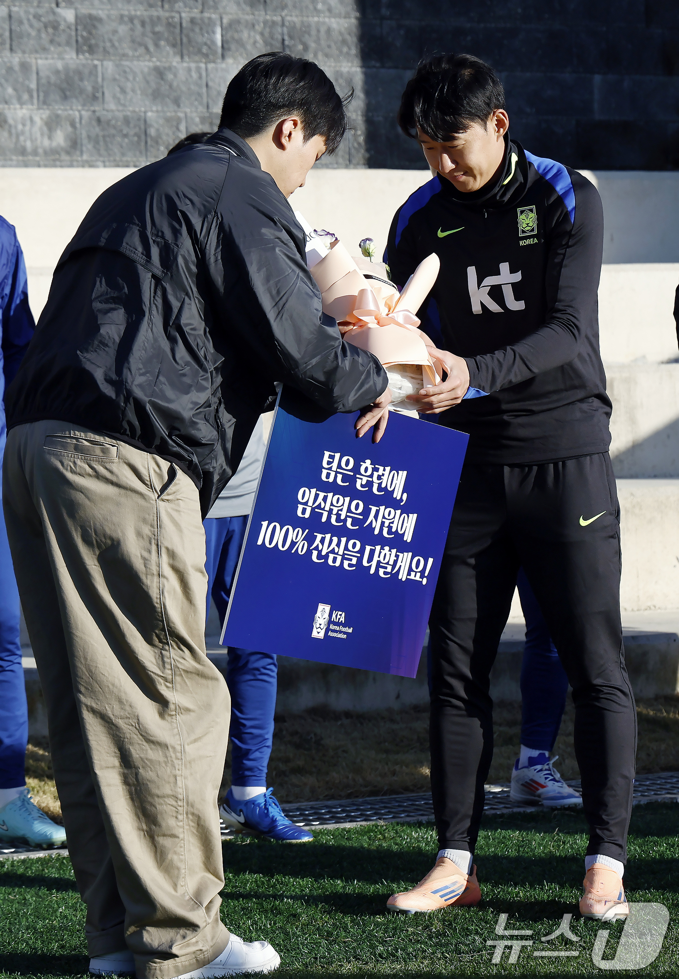(천안=뉴스1) 박정호 기자 = 대한민국 축구 국가대표팀 손흥민이 10일 충남 천안시 서북구 대한민국축구종합센터 하이브리드잔디 훈련장에서 대한축구협회 직원에게 입소 환영 꽃다발을 …
