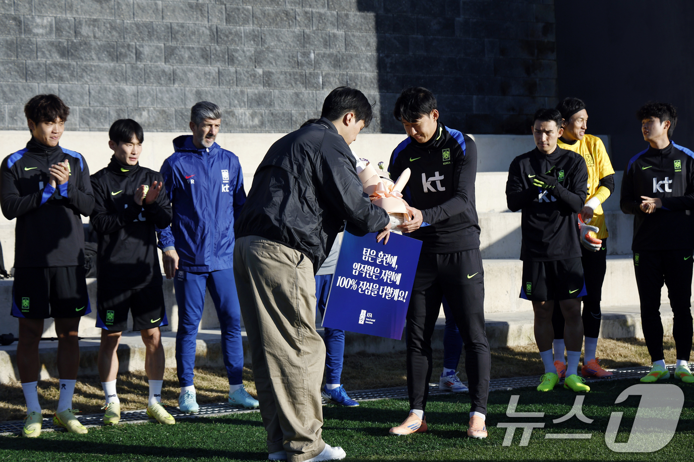 (천안=뉴스1) 박정호 기자 = 대한민국 축구 국가대표팀 손흥민이 10일  충남 천안시 서북구 대한민국축구종합센터 하이브리드잔디 훈련장에서 대한축구협회 직원에게 입소 환영 꽃다발을 …