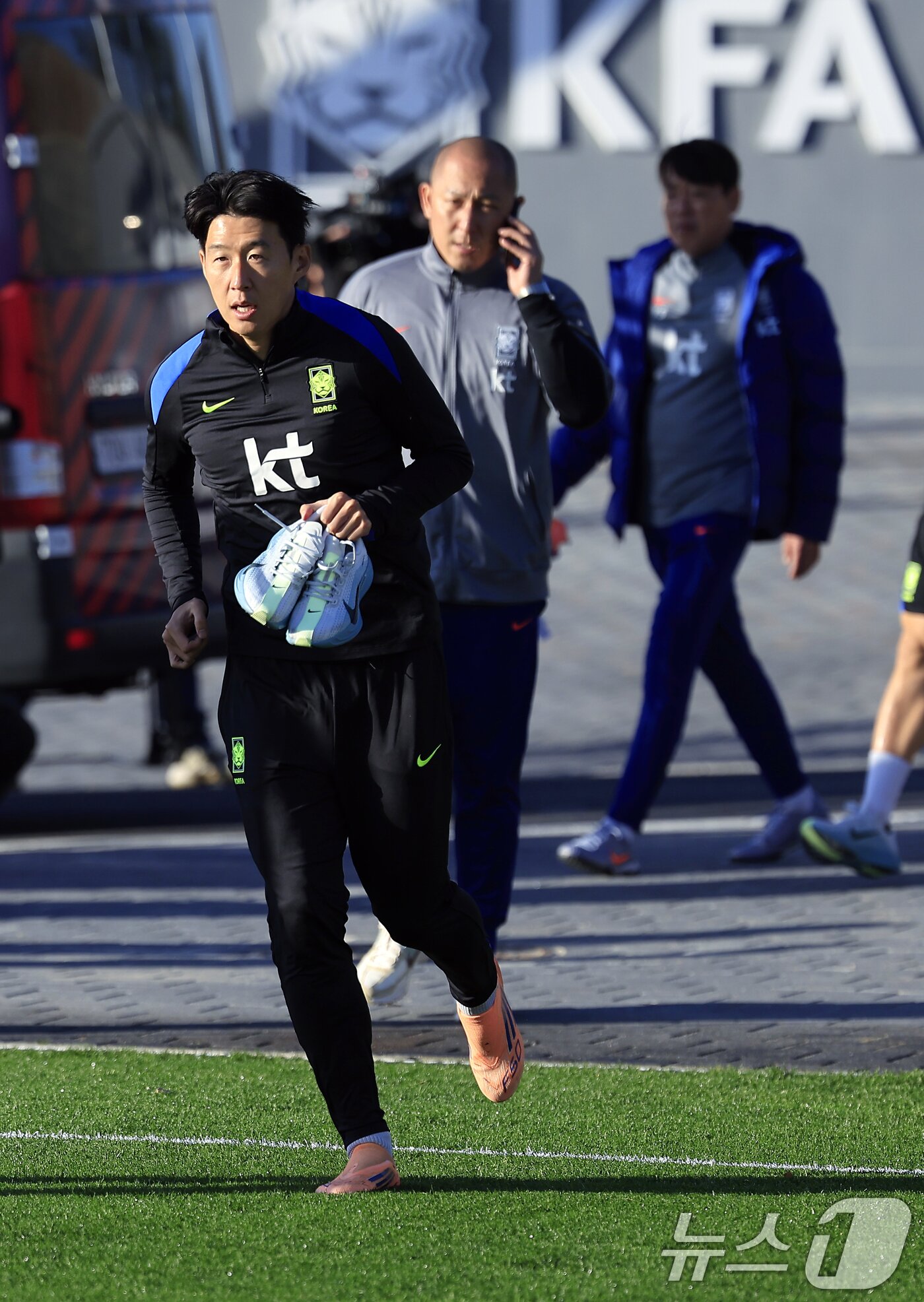 본문 이미지 - 대한민국 축구 국가대표팀 손흥민이 10일 충남 천안시 서북구 대한민국축구종합센터 하이브리드잔디 훈련장으로 자신의 오른발 입장 루틴대로 들어오고 있다. 2025.11.10/뉴스1 ⓒ News1 박정호 기자