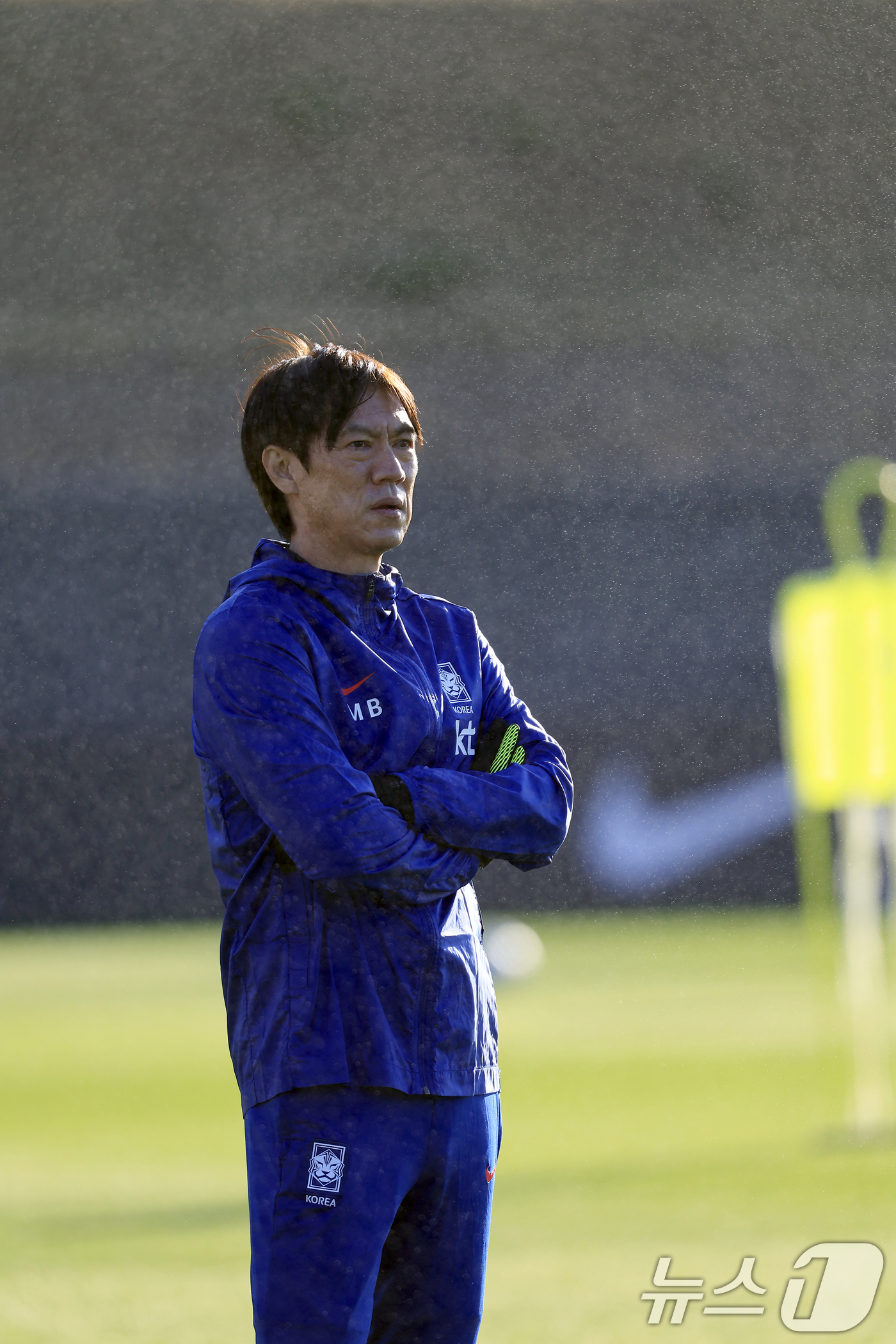 (천안=뉴스1) 박정호 기자 = 대한민국 축구 국가대표팀 홍명보 감독이 10일 충남 천안시 서북구 대한민국축구종합센터 하이브리드잔디 훈련장에서 훈련 진행에 앞서 생각에 잠겨 있다 …