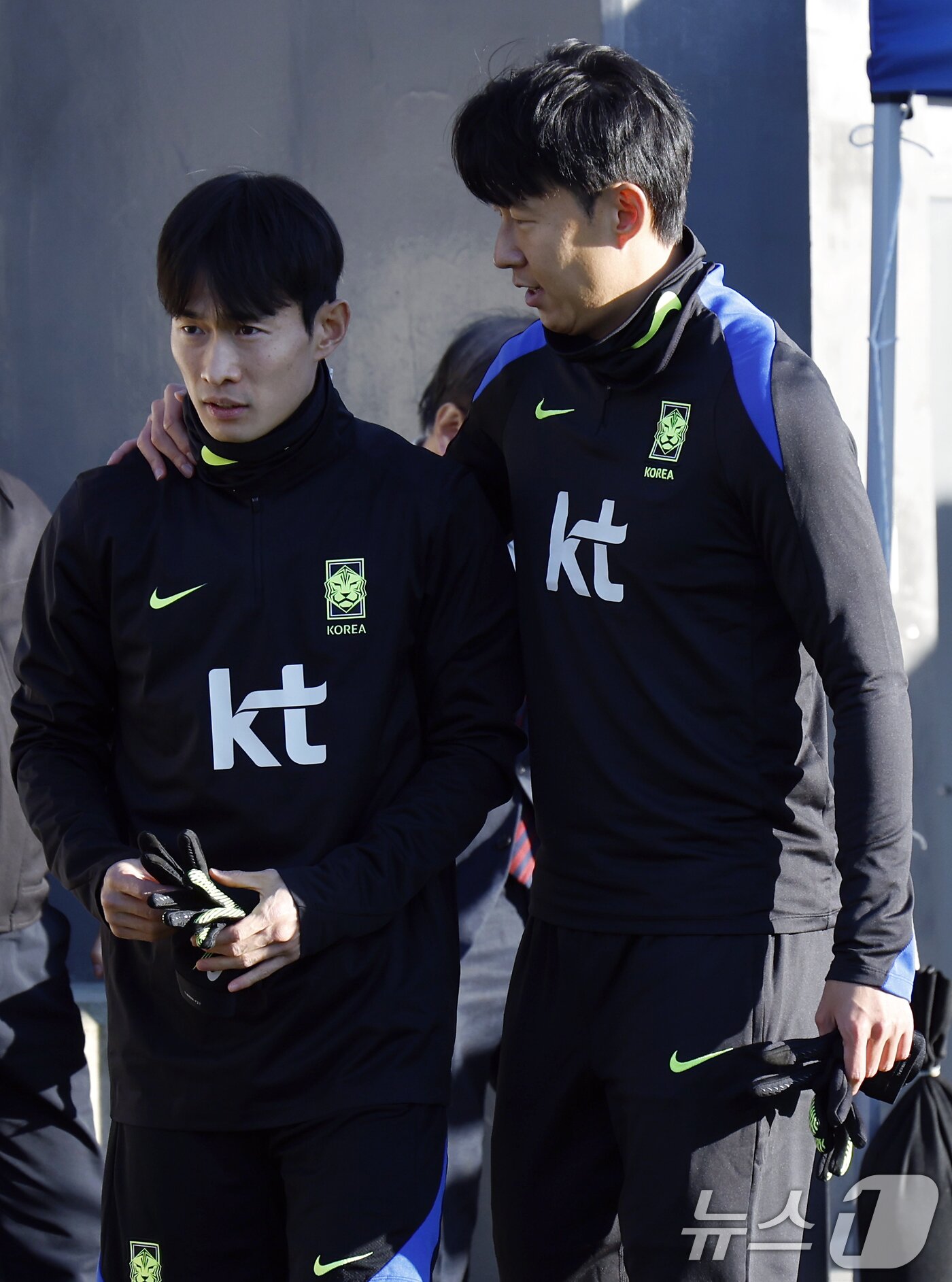 본문 이미지 - 대한민국 축구 국가대표팀 손흥민이 10일 충남 천안시 서북구 대한민국축구종합센터 하이브리드잔디 훈련장에서 훈련 준비를 마친 뒤 김문환과 어깨동무를 하고 있다. 2025.11.10/뉴스1 ⓒ News1 박정호 기자