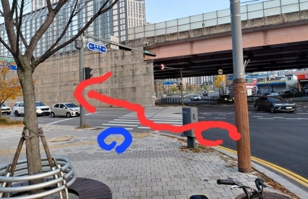 "역주행하려는 배달 기사 지적하니 내 얼굴에 침 뱉고 도주" 분통