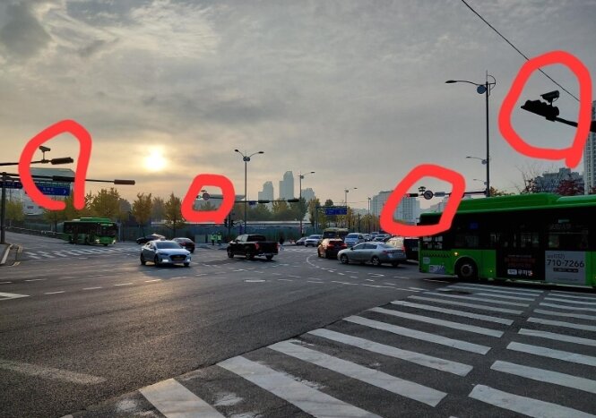 본문 이미지 - A 씨가 제보한 현장사진, 곳곳에 CCTV가 설치돼 있는 모습. 보배드림 갈무리