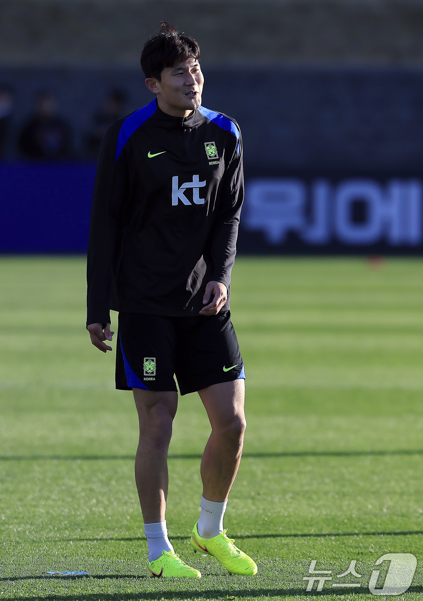 (천안=뉴스1) 박정호 기자 = 대한민국 축구 국가대표팀 김민재가 10일  충남 천안시 서북구 대한민국축구종합센터 하이브리드잔디 훈련장에서 훈련을 하고 있다.홍명보 감독이 이끄는 …