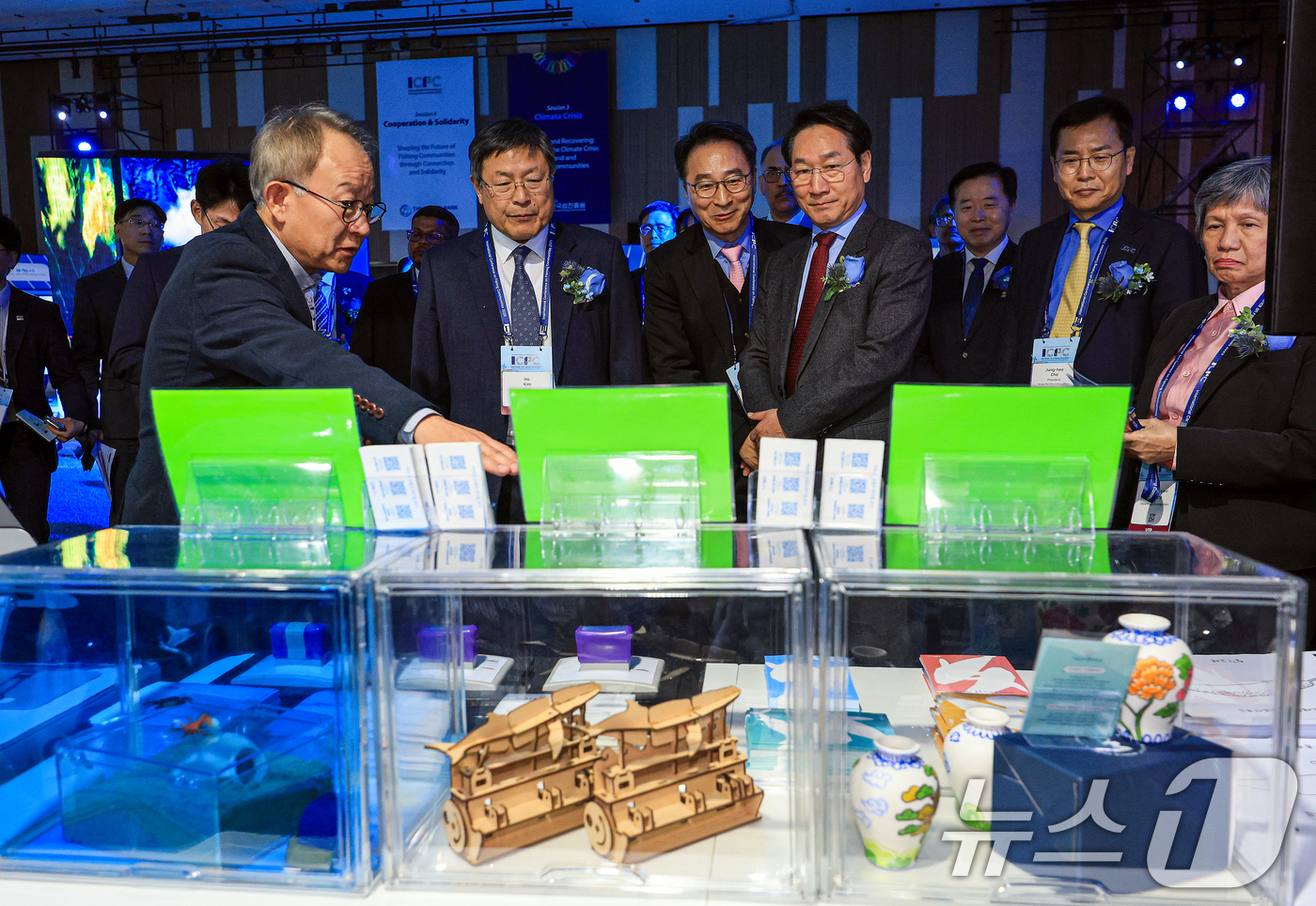 (서울=뉴스1) 이호윤 기자 = 유정복 인천시장과 내빈들이 10일 인천 연수구 송도컨벤시아에서 열린 '2025 세계어촌대회'에서 부스를 살펴보고 있다. 2025.11.10/뉴스1