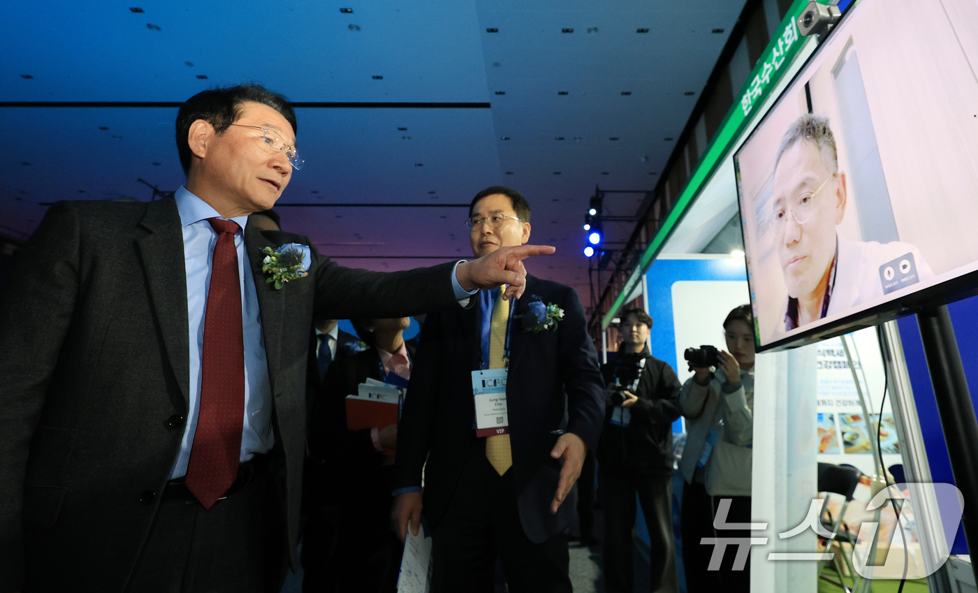 (서울=뉴스1) 이호윤 기자 = 유정복 인천시장이 10일 인천 연수구 송도컨벤시아에서 열린 '2025 세계어촌대회'에서 원격 의료 진료를 체험하고 있다. 2025.11.10/뉴스1 …