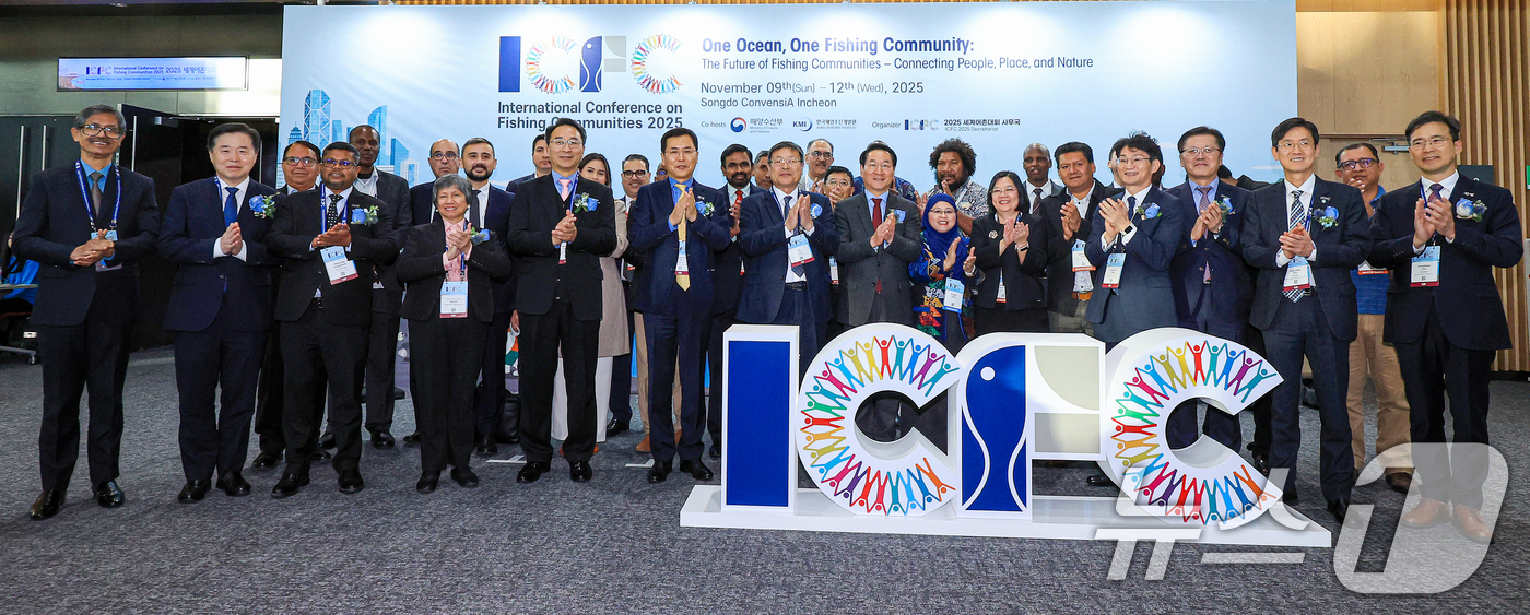 (서울=뉴스1) 이호윤 기자 = 유정복 인천시장과 내빈들이 10일 인천 연수구 송도컨벤시아에서 열린 '2025 세계어촌대회'에서 기념촬영을 하고 있다. 2025.11.10/뉴스1