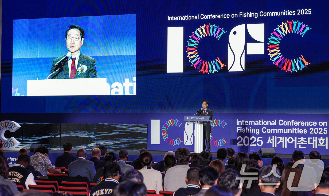 (서울=뉴스1) 이호윤 기자 = 유정복 인천시장이 10일 인천 연수구 송도컨벤시아에서 열린 '2025 세계어촌대회'에서 기념사를 하고 있다. 2025.11.10/뉴스1