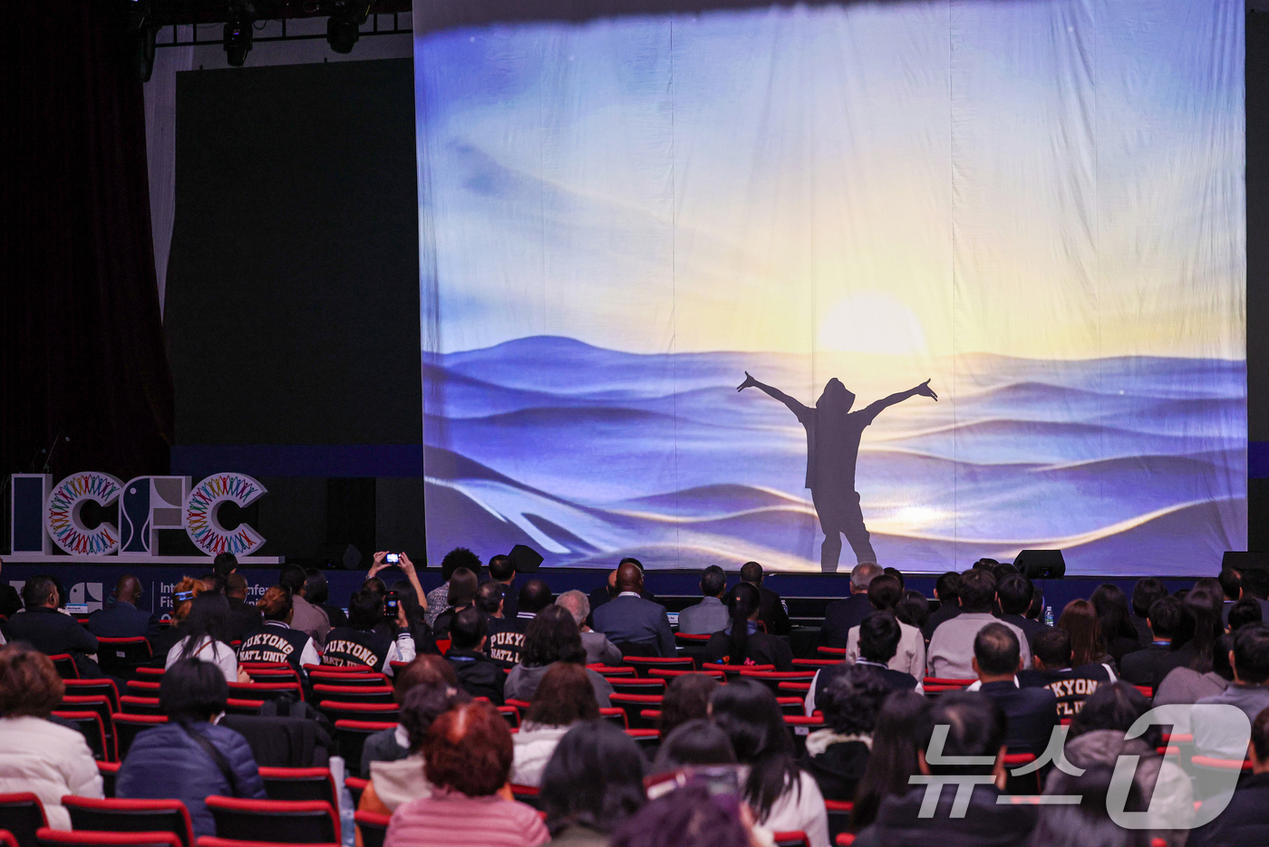 (서울=뉴스1) 이호윤 기자 = 10일 인천 연수구 송도컨벤시아에서 열린 '2025 세계어촌대회'를 찾은 관객들이 미디어아트를 감상하고 있다. 2025.11.10/뉴스1