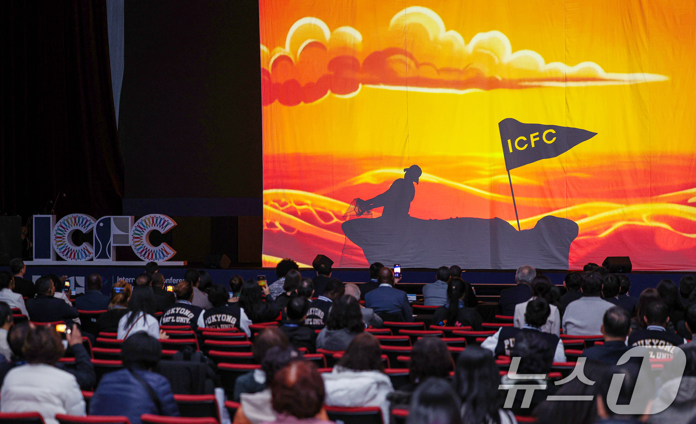 (인천=뉴스1) 이호윤 기자 = 10일 인천 연수구 송도컨벤시아에서 열린 '2025 세계어촌대회'를 찾은 관객들이 미디어아트를 감상하고 있다. 2025.11.10/뉴스1