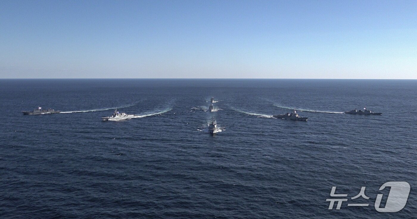 On Monday, during a fleet-level maritime maneuver exercise conducted by the Navy Mobile Fleet Command in the East Sea, vessels performed tactical maneuvers in a composite formation combining a wedge formation and a wedge-shaped formation / Provided by the Navy