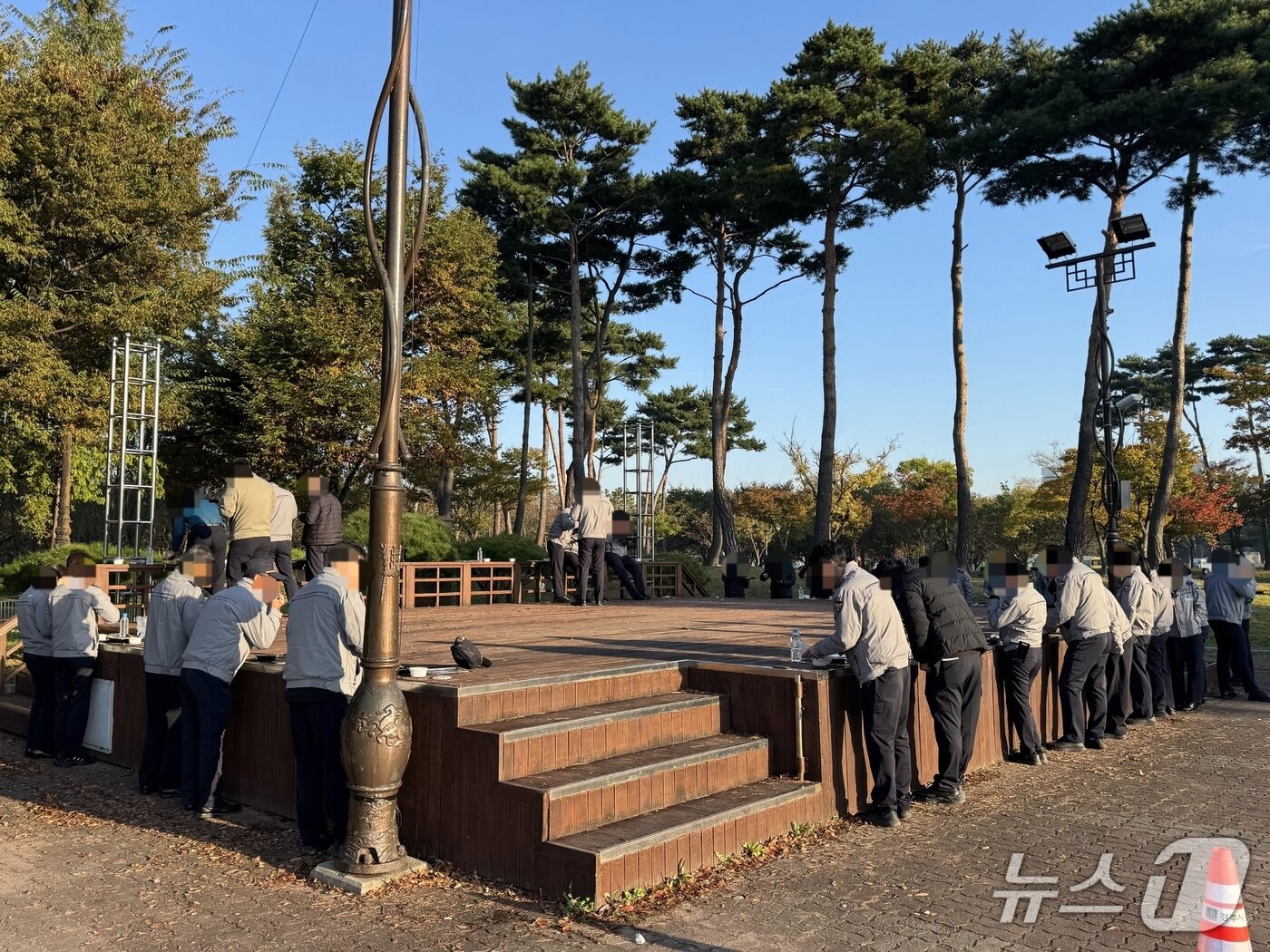 본문 이미지 - 야외에서 식사 중인 경찰관들의 모습. &#40;전국경찰직장협의회 제공. 재판매 및 DB 금지&#41;