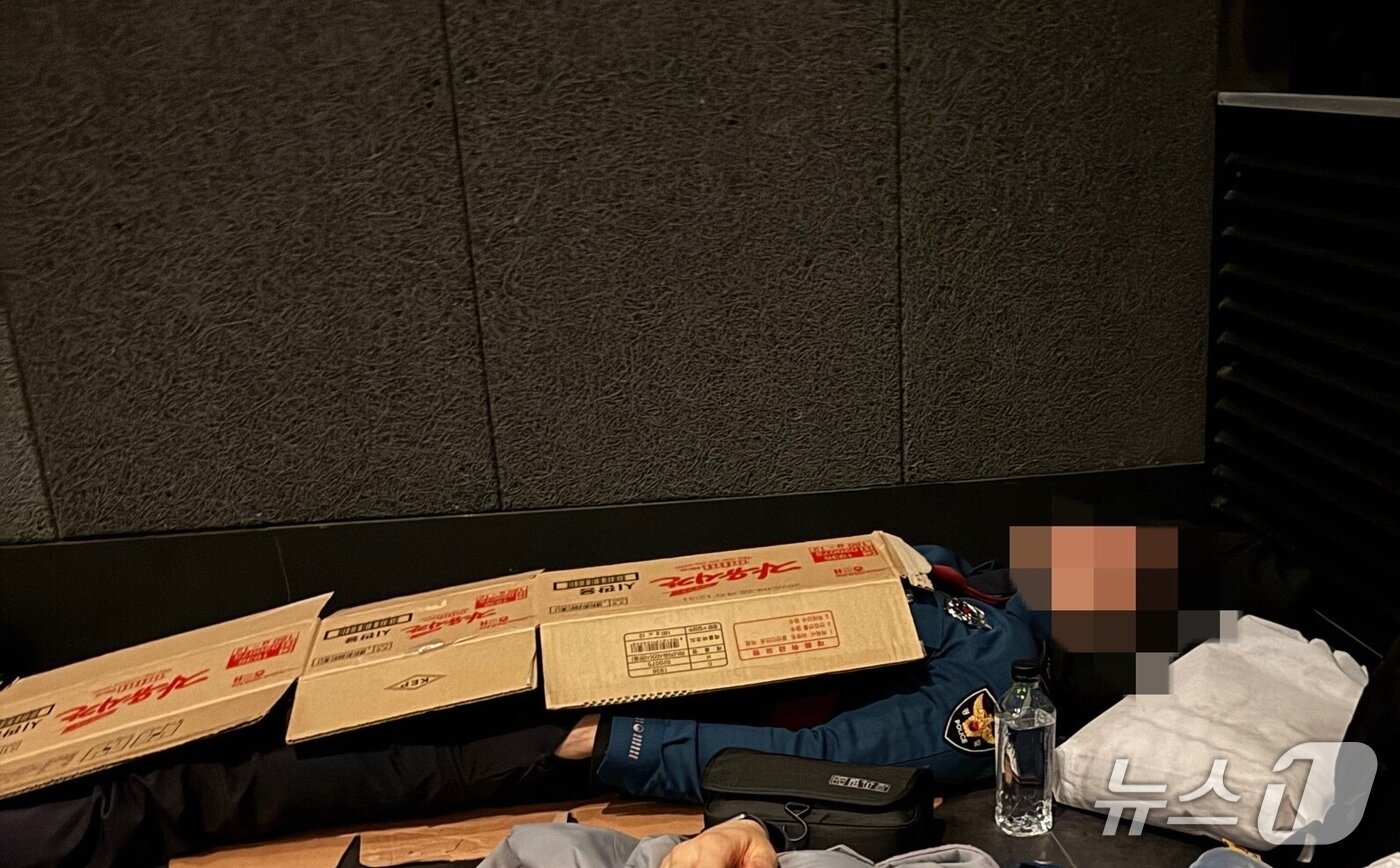 본문 이미지 - 박스를 덮고 취침 중인 한 경찰관.&#40;전국경찰직장협의회 제공. 재판매 및 DB 금지&#41;