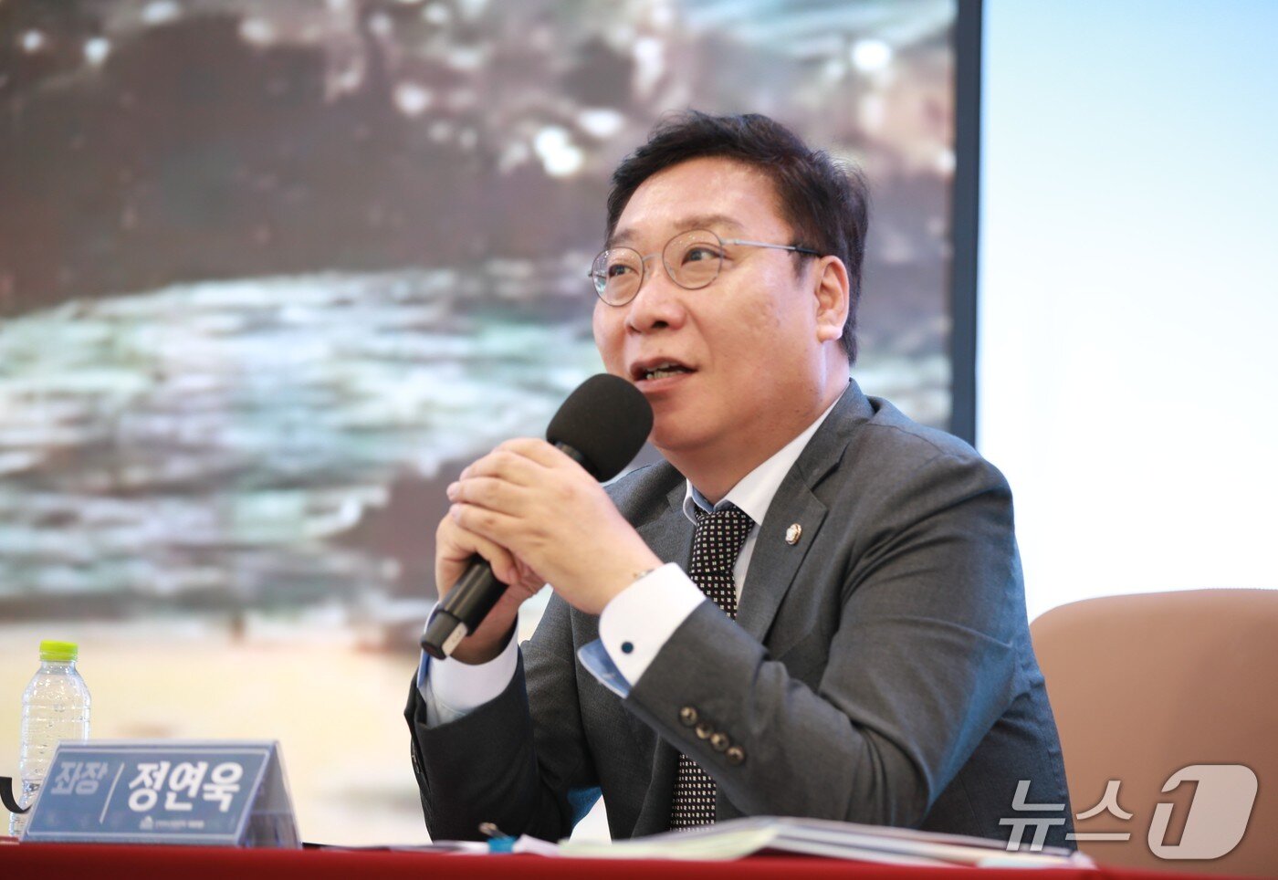 본문 이미지 - 정연욱 의원이 '가자, 문화관광수도 부산' 좌장을 맡아 진행을 하고 있다.(2025.11.10/뉴스1 ⓒ News1 임순택 기자)