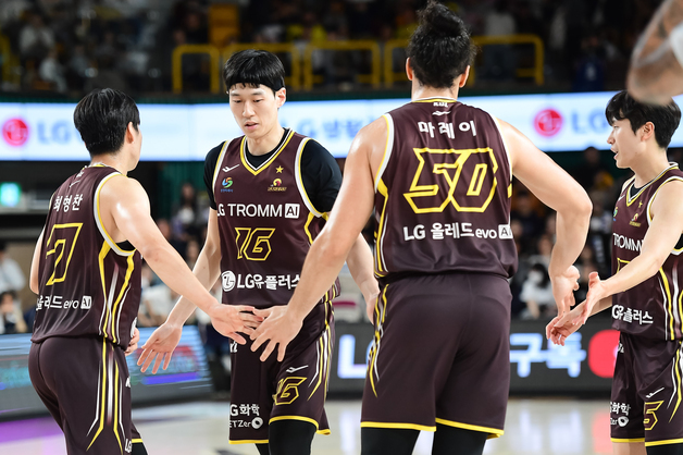 '6분 동안 1실점' LG,  KCC에 83-61 완승…공동 선두 도약