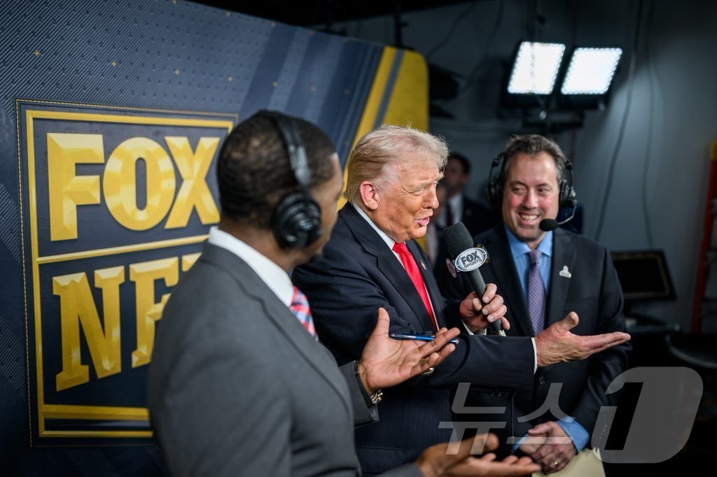 (워싱턴=뉴스1) 류정민 특파원 = 도널드 트럼프 미국 대통령이 9일(현지시간) 메릴랜드주 랜도버에 소재한 NFL(미국 프로풋볼) 워싱턴 커맨더스 홈구장에서 열린 디트로이트 라이언 …