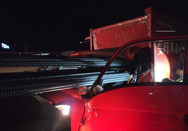 천안 경부고속도서 택배차·25톤 화물차 추돌…50대 숨져