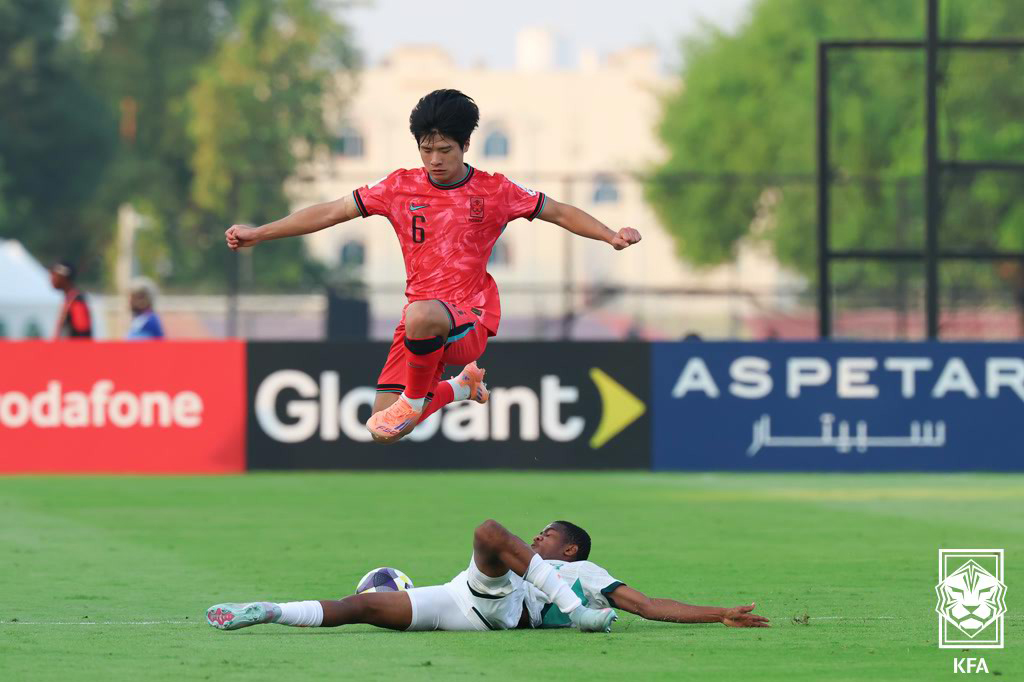 (서울=뉴스1) = 10일(한국시간) 카타르 도하 어스파이어존에서 열린  2025 FIFA U17 월드컵 F조 조별리그 최종 3차전 대한민국과 코트디부아르와의 경기에서 임예찬이 돌 …