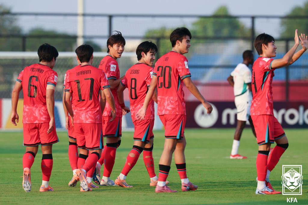 (서울=뉴스1) = 10일(한국시간) 카타르 도하 어스파이어존에서 열린 2025 FIFA U17 월드컵 F조 조별리그 최종 3차전 대한민국과 코트디부아르와의 경기에서 김지성이 득점 …