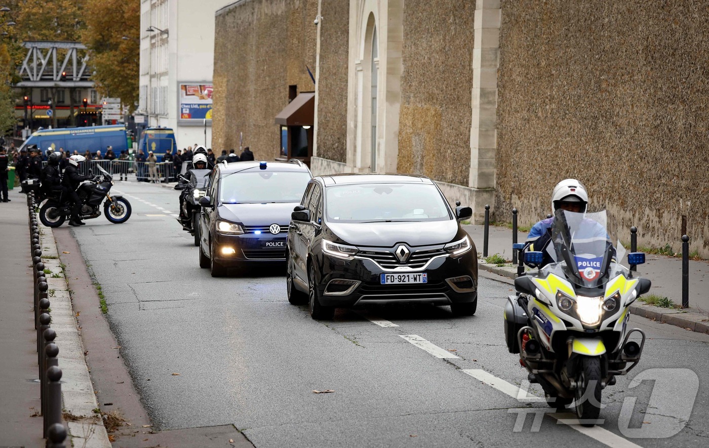 (파리 AFP=뉴스1) 김지완 기자 = 10일(현지시간) 불법 정치자금 수수 혐의로 유죄 판결을 받고 수감중이던 니콜라 사르코지 프랑스 전 대통령을 태운 차량이 경찰 오토바이 호위 …