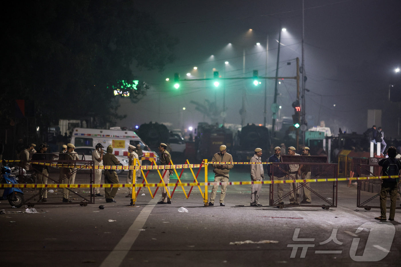 (델리 로이터=뉴스1) 김지완 기자 = 10일(현지시간) 인도 델리에서 발생한 차량 폭발 사고 현장에서 구조대원이 현장을 통제하고 있다. 2025.11.10ⓒ 로이터=뉴스1
