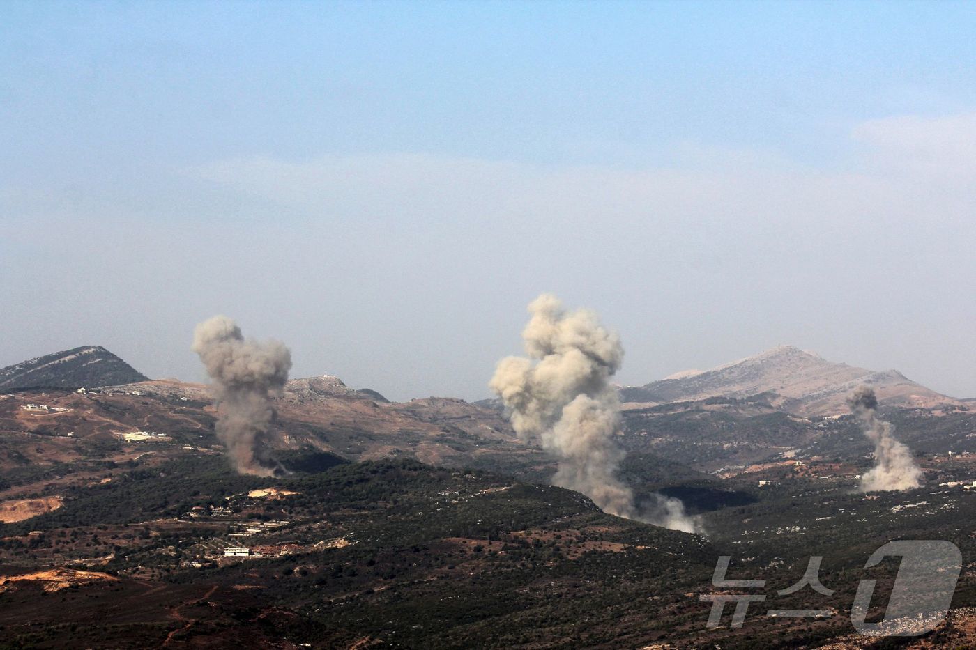 (엘카트라니 AFP=뉴스1) 김지완 기자 = 10일(현지시간) 레바논 남부 엘카트라니 마을 외곽에서 이스라엘의 공습으로 인해 연기가 피어오르고 있다. 이날 이스라엘은 레바논 동부 …