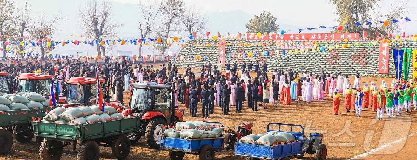 (평양 노동신문=뉴스1) = 북한 노동당 기관지 노동신문은 11일 "각지에서 결산분배가 연일 진행되고 있다"면서 "농촌진흥의 시대가 펼쳐지고 있다"고 보도했다. [국내에서만 사용가 …